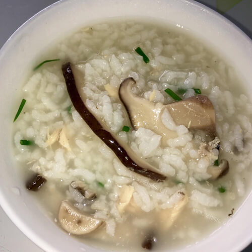 美味的鸡肉香菇粥