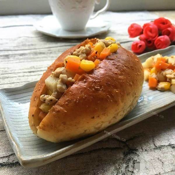 可口的沙拉肉松包