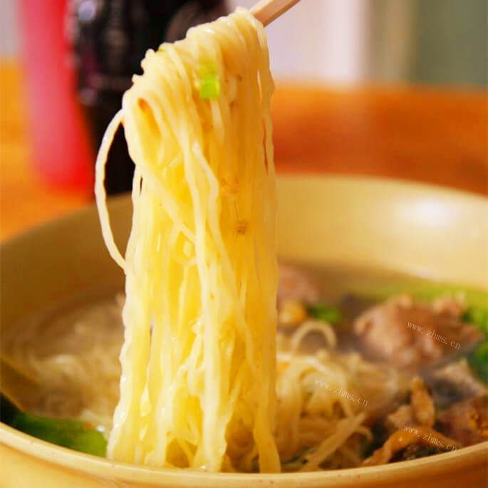 美味的素汤鱼蛋面