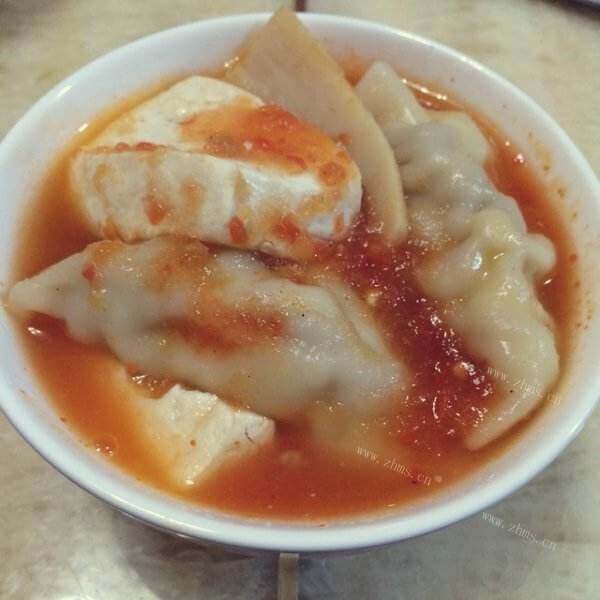 自制番茄茼蒿氽饺子 