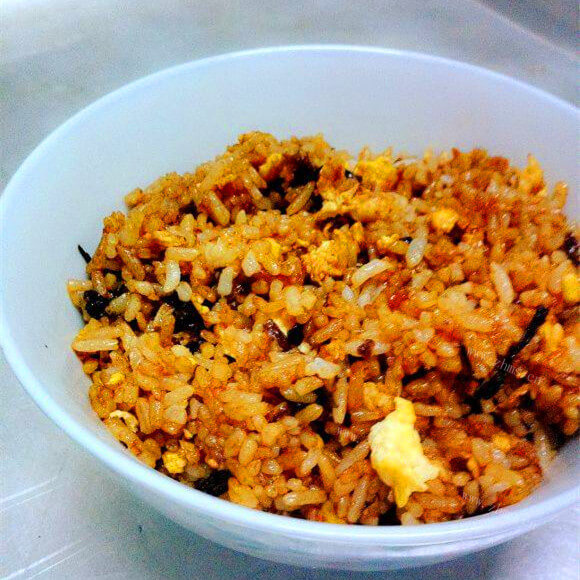 家常的紫菜葱油蛋炒饭