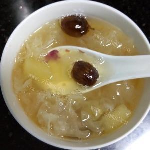 美味的无花果百合银耳汤