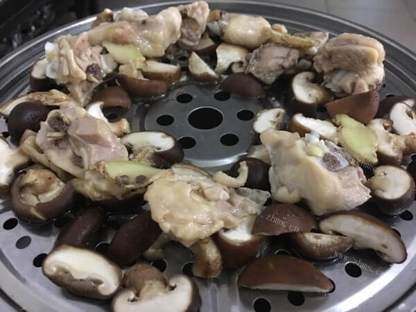 八珍玉食的蒸汽鸡肉杂菇火锅做法图解5)