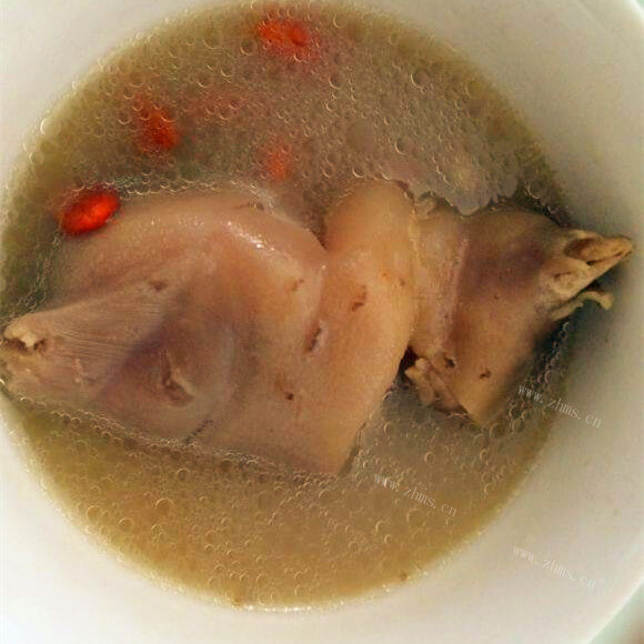 美味可口中的黄芪猪蹄汤