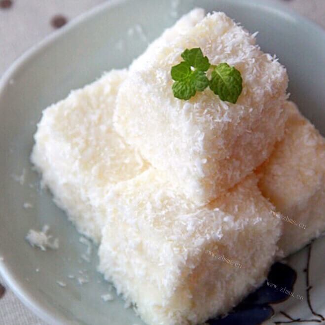 美味的草莓炼乳椰蓉奶糕