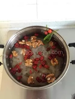 美味蜂蜜银耳汤做法图解2)