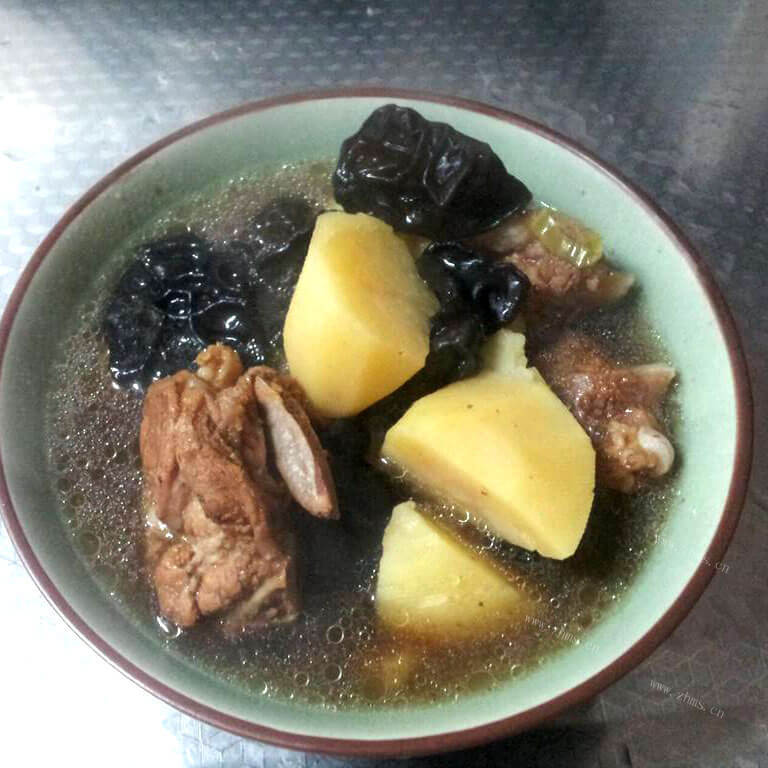 美味的白味土豆炖排骨