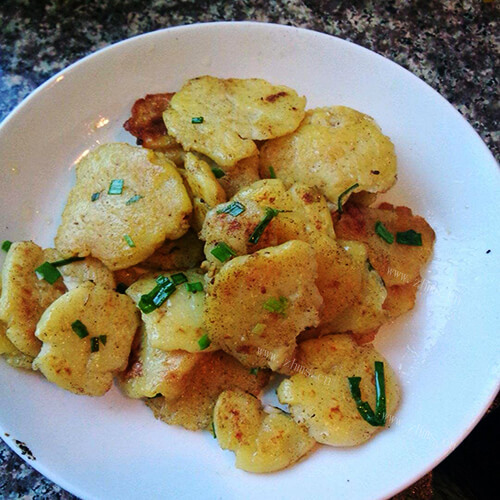 滑嫩爽脆的葱香土豆炒黄金豆腐