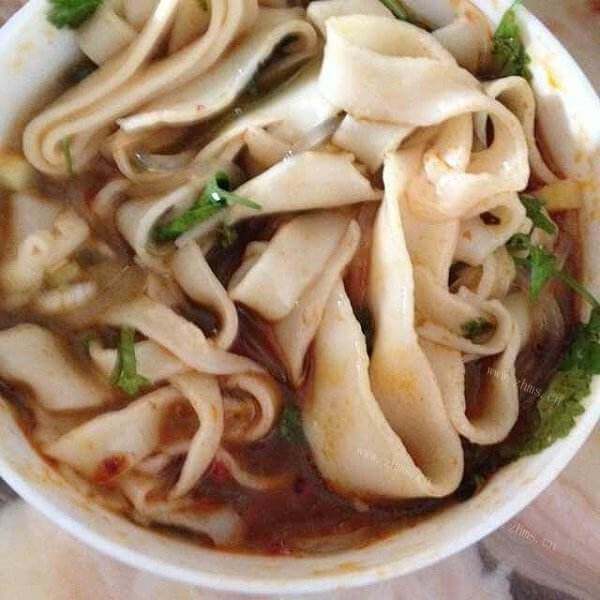 美味的香菇肉丁烩面
