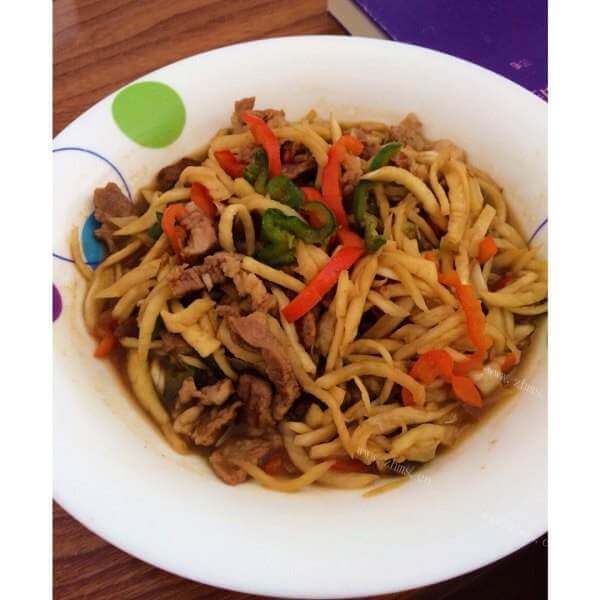 芹菜尖椒炒肉丝