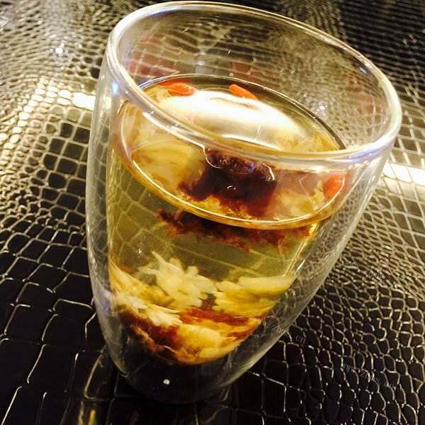 甘甜的彩菊饮