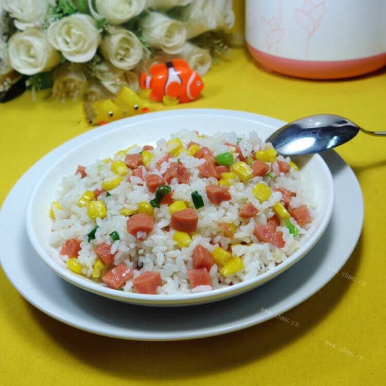 快手玉米粒火腿肠炒饭 