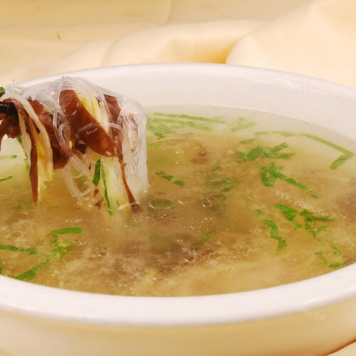 诱人的榨菜黄瓜肉丝汤