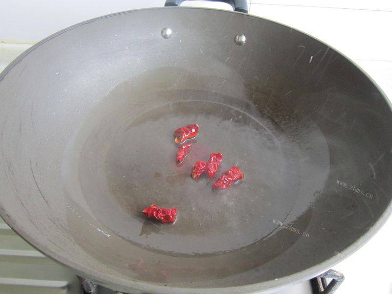 美味的爆炒牛筋面做法图解4)
