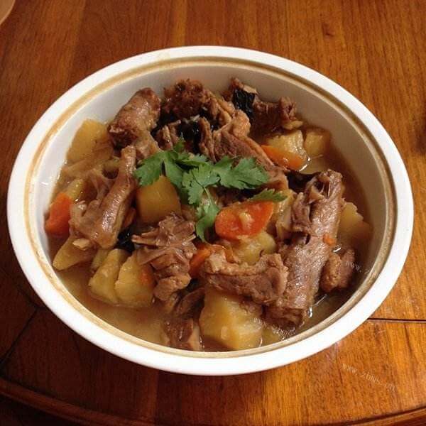 美味的鸡腿炖土豆胡萝卜