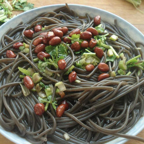美味的凉拌蕨根粉丝