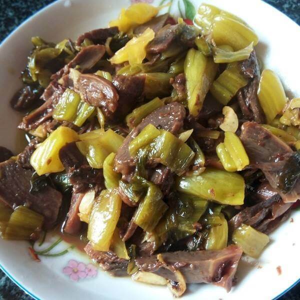 家常酸菜炒鸭胗