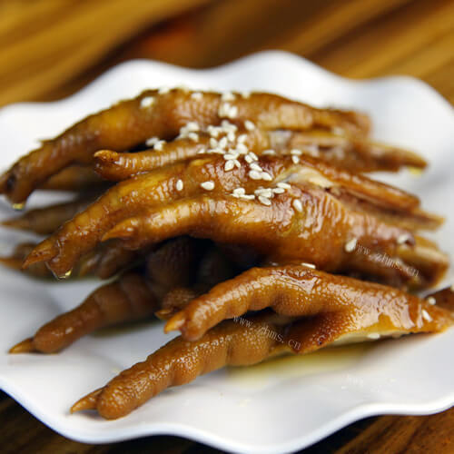 美味的卤鸡翼鸡爪鱼蛋 