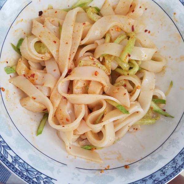 美味的豆角叶烩凉皮