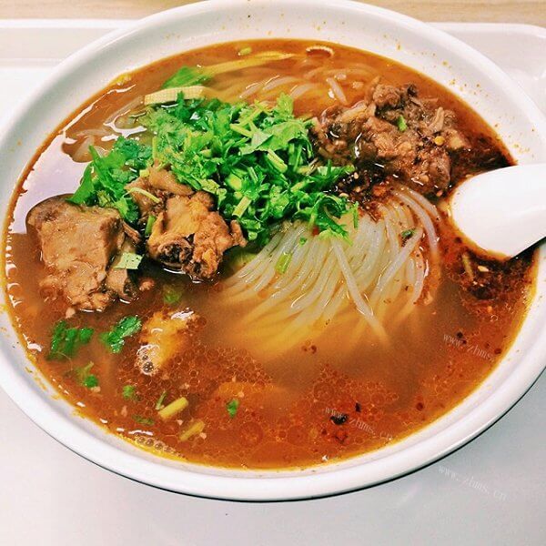 美味的红烧排骨蔬菜米线