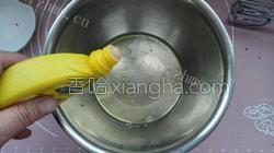 美味的玫瑰燕麦戚风蛋糕做法图解9)