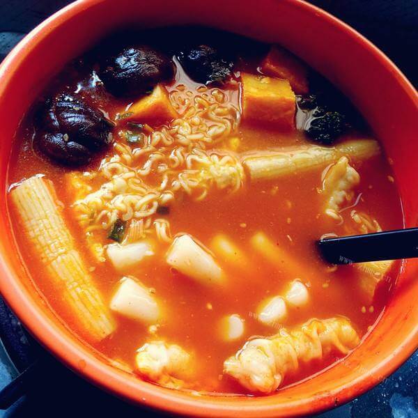 美味牛肉蔬菜年糕汤
