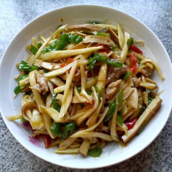 鲜嫩的肉丝炒刺嫩芽
