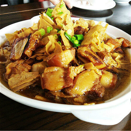 好吃的 酱五花肉焖黑笋