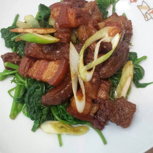 清香的红烧肉拌空心菜 