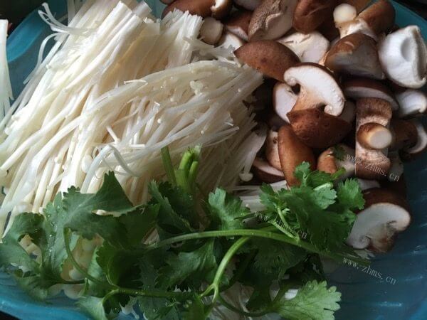 八珍玉食的蒸汽鸡肉杂菇火锅做法图解3)