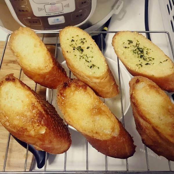 美味的香葱蒜香面包