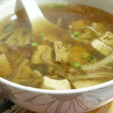 美味金针菇豆腐泡鱼丸汤