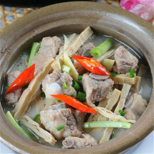 美味的笋干炖猪颈骨