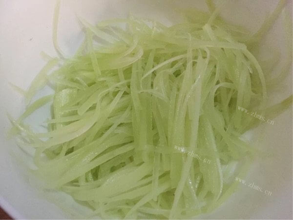 开胃的凉拌黄瓜莴笋丝做法图解2)
