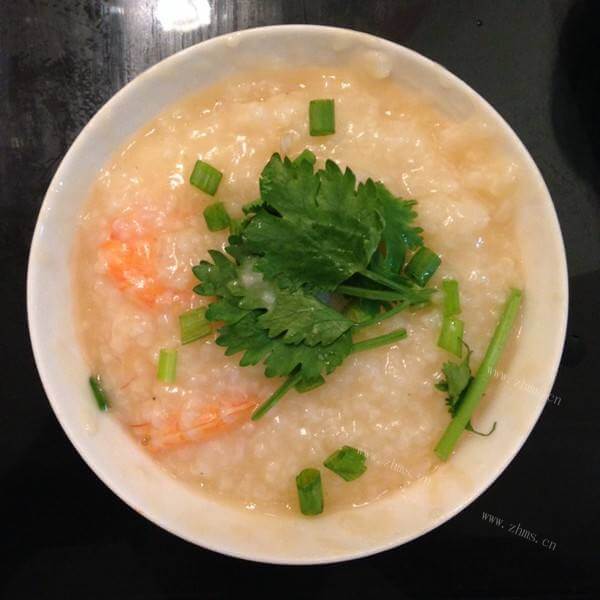 热腾腾的小米鲜虾粥