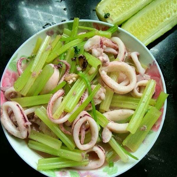 家常鲜鱿鱼炒芹菜