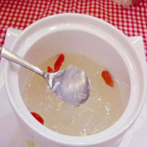 美味的枸杞子冰糖炖燕窝