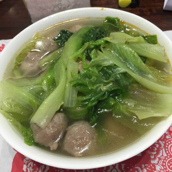 美味可口的黄豆芽生菜汤