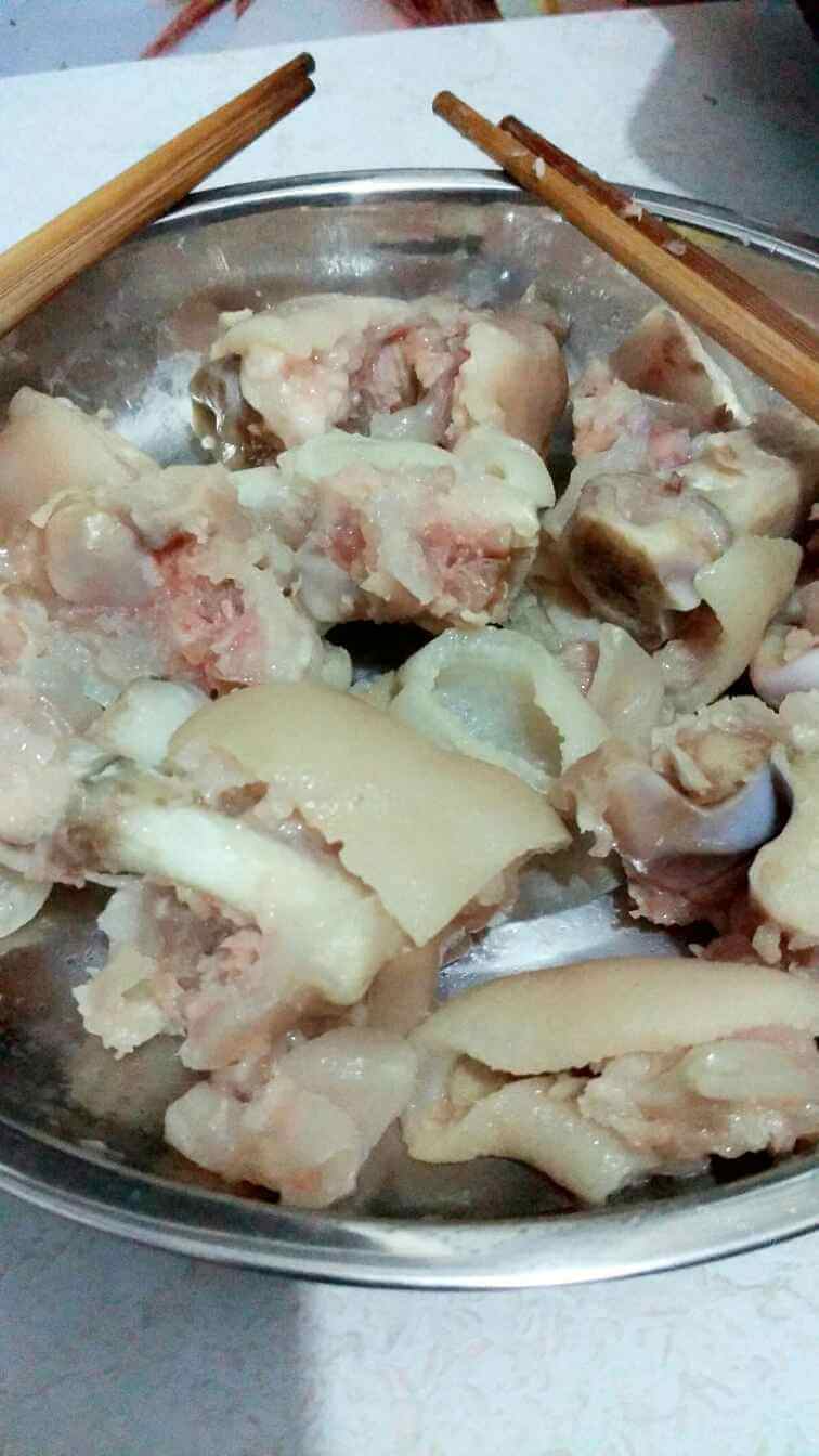 自制西红柿猪蹄煲做法图解3)