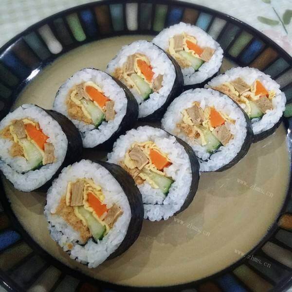 美味的什锦火腿寿司