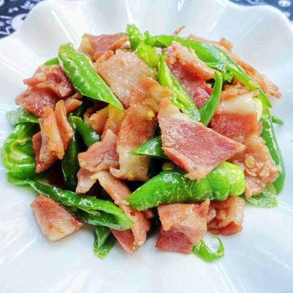 美味的野菜鸡蛋饼夹培根