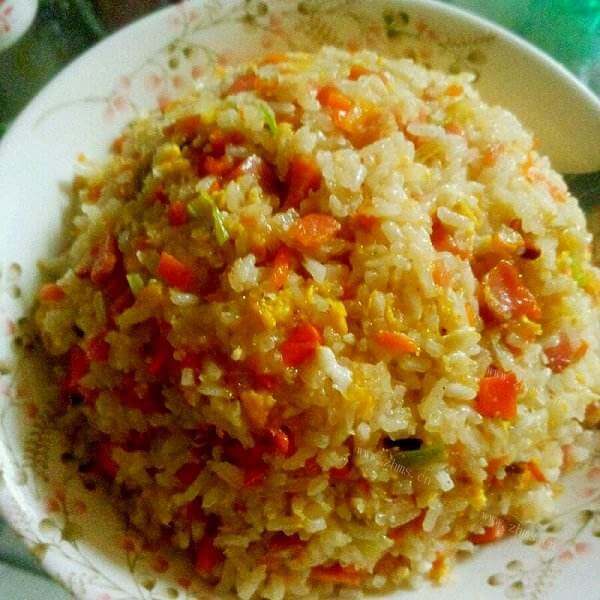美味的火腿鸡蛋胡萝卜炒饭