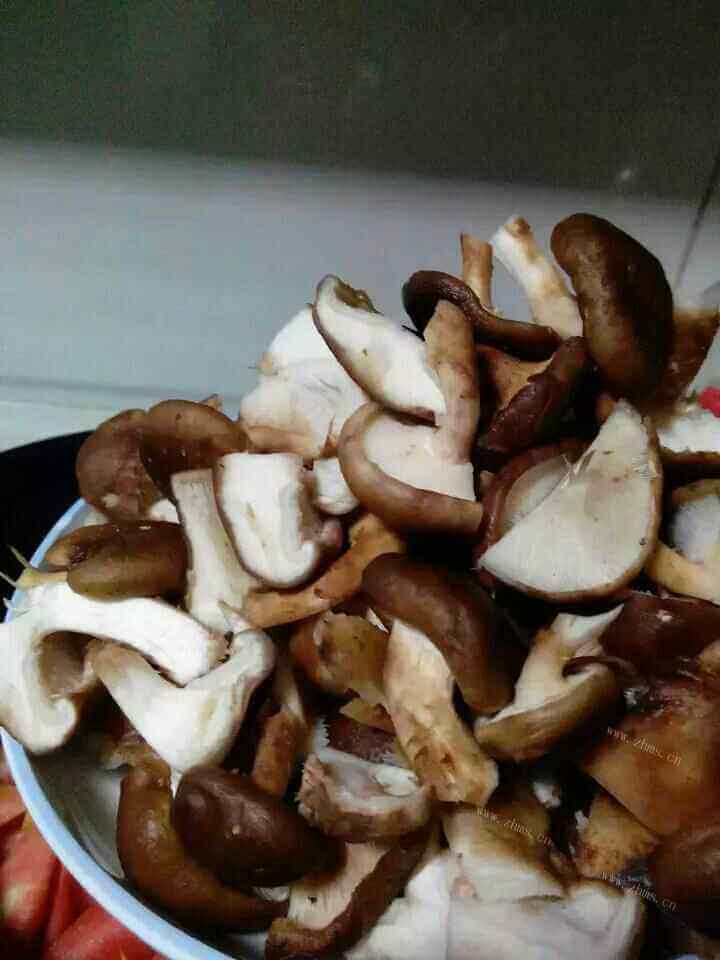 有爱的胡萝卜香菇炖猪蹄做法图解6)