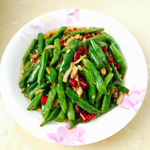 美味的橄榄肉末炒豆角