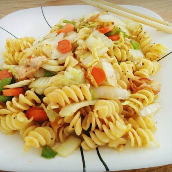 美味的香炒螺旋意面 