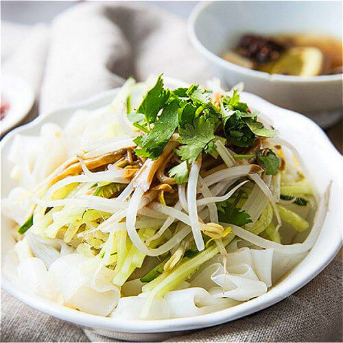 美味的豆芽拌凉皮