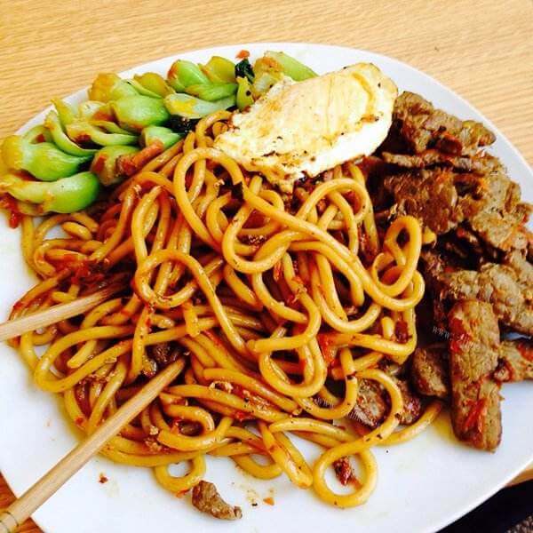 好吃的鸡蛋烤肠炒面
