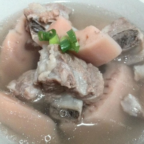 美味的莲子甘笋排骨汤