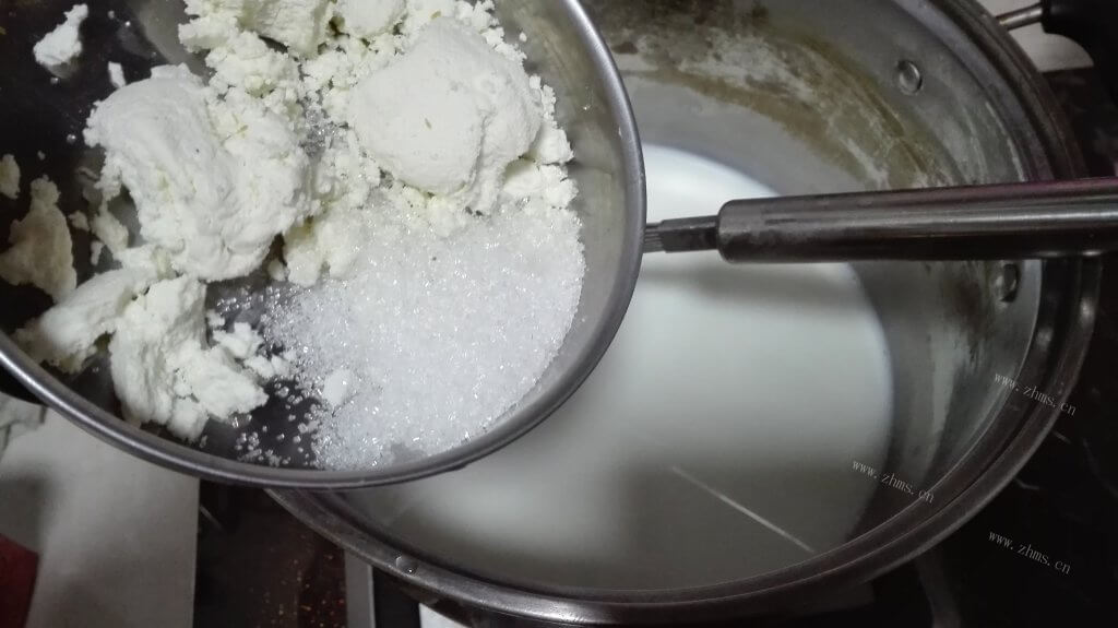 美味的草莓奶酪凉糕做法图解4)