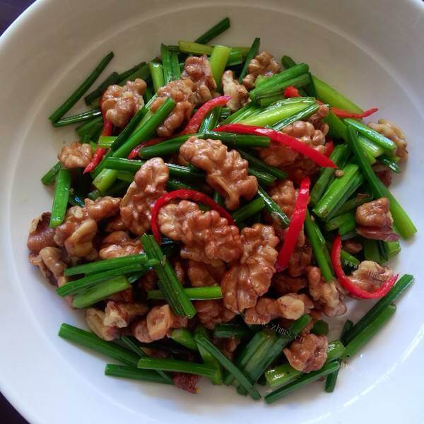 美味的韭菜花炒核桃